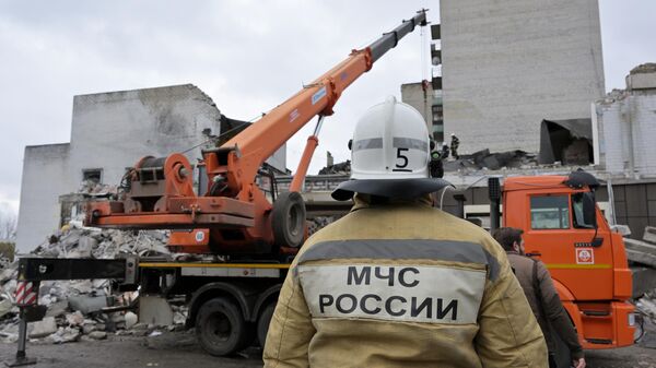 Сотрудники МЧС РФ разбирают завалы двухэтажного здания пекарни, обрушившегося в результате обстрела Лисичанска со стороны ВСУ