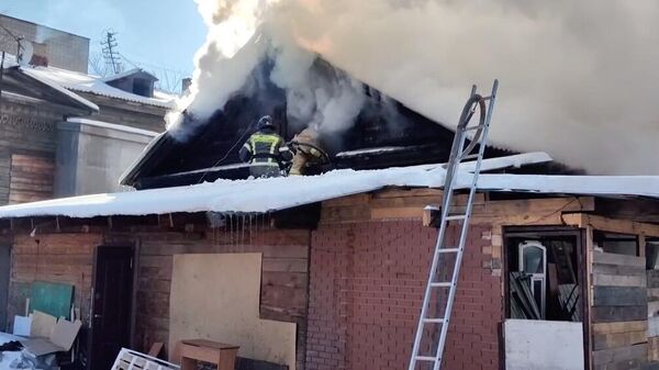 Тушение пожара в двухэтажном деревянном доме в Иркутске 