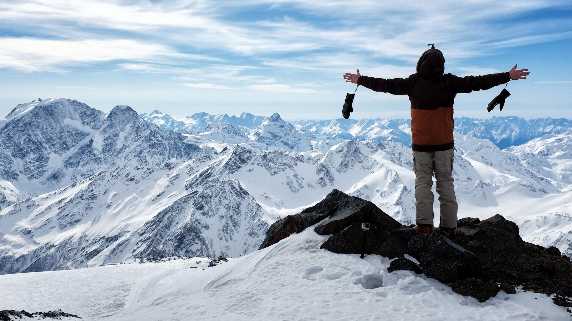 Турист на высоте 4400 метров в горах Эльбруса в Кабардино-Балкарии Турист на высоте 4400 метров в горах Эльбруса в Кабардино-Балкарии - РИА Новости, 1920, 06.12.2025