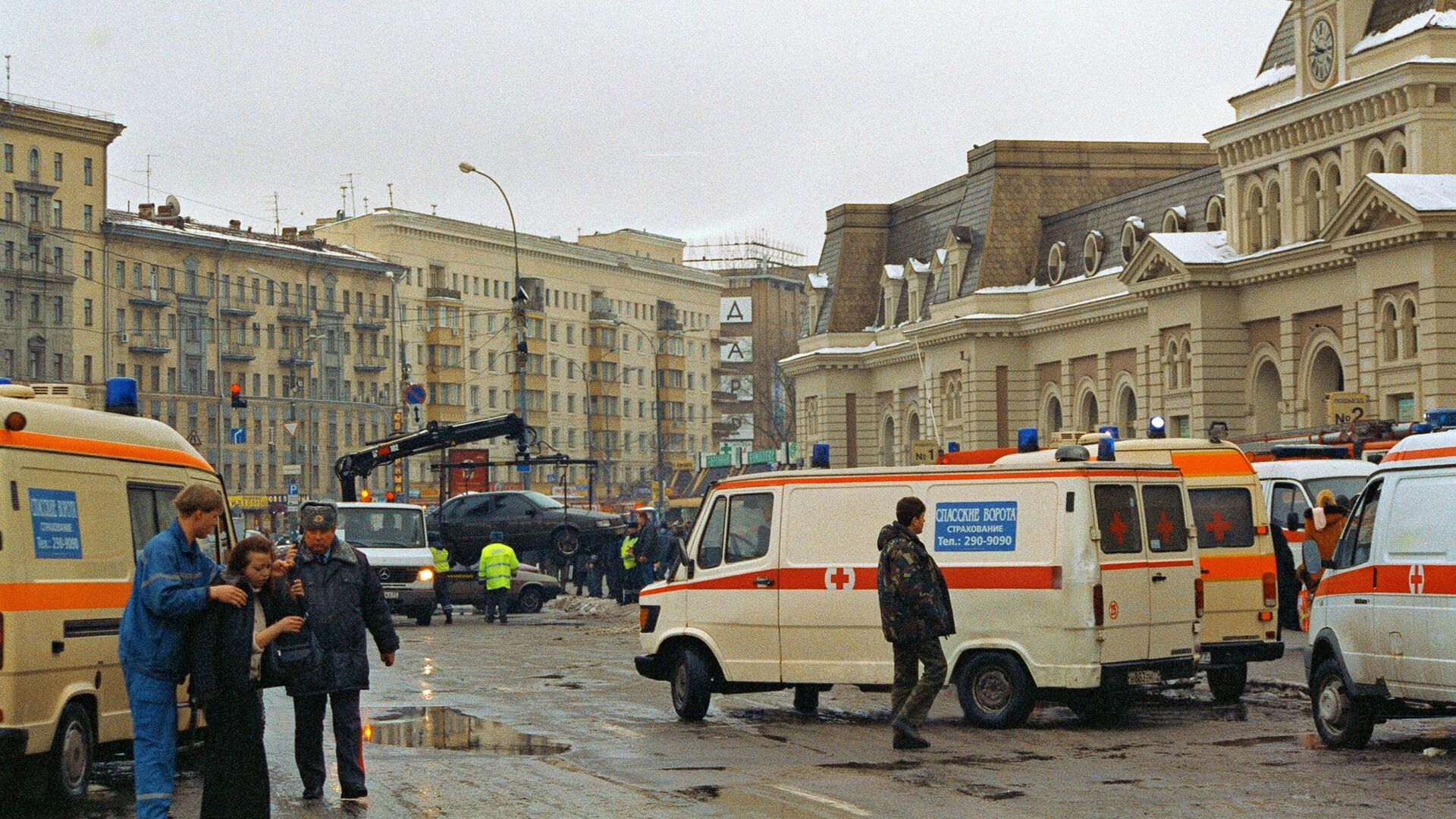 Машины скорой помощи дежурят около московского метро, где в одном из вагонов поезда во время движения от станции Автозаводской к станции Павелецкая прогремел взрыв - РИА Новости, 1920, 06.02.2024