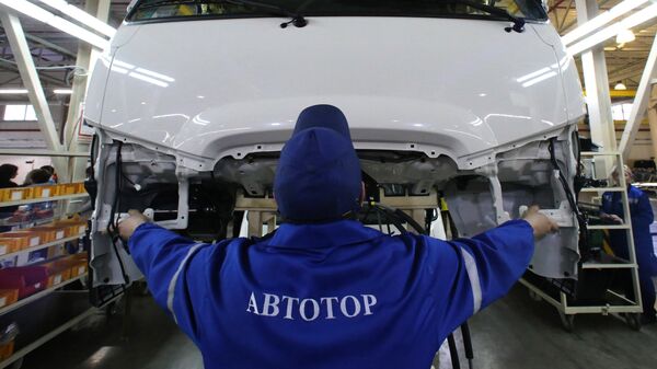 Рабочий на площадке завода Автотор в Калининградской области