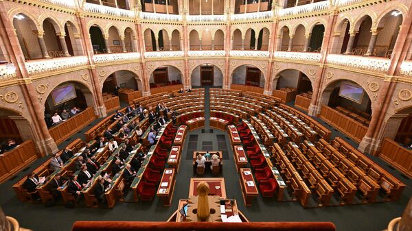 Пустые места в зале пленарных заседаний венгерского парламента в Будапеште, 5 февраля 2024 года