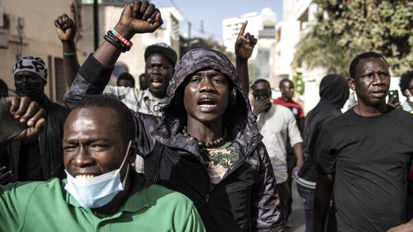 Участники акции протеста в Дакаре, Сенегал. 5 февраля 2024