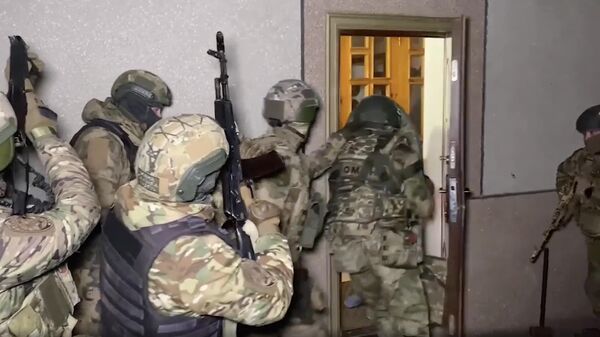 Сотрудники ФСБ во время задержания лиц, готовивших теракт против одного из руководителей Крыма. Кадр видео