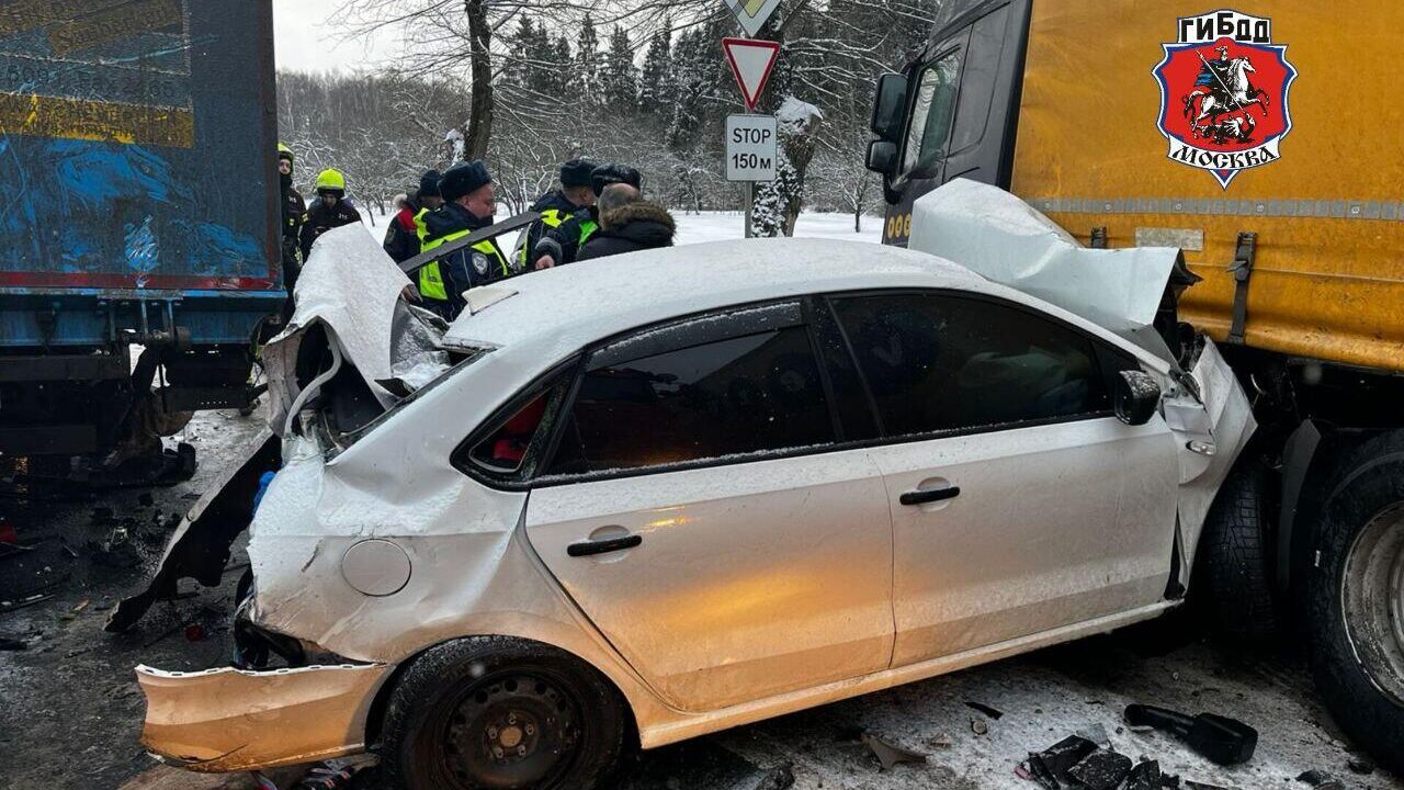 На Варшавском шоссе в Москве столкнулись шесть машин - РИА Новости,  06.02.2024