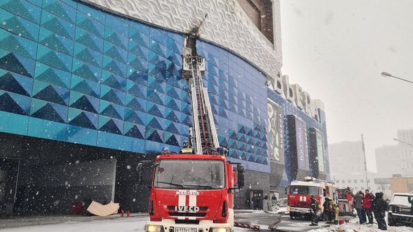 Пожарные у торгово-развлекательного центра Ривьера в Москве. 6 февраля 2024