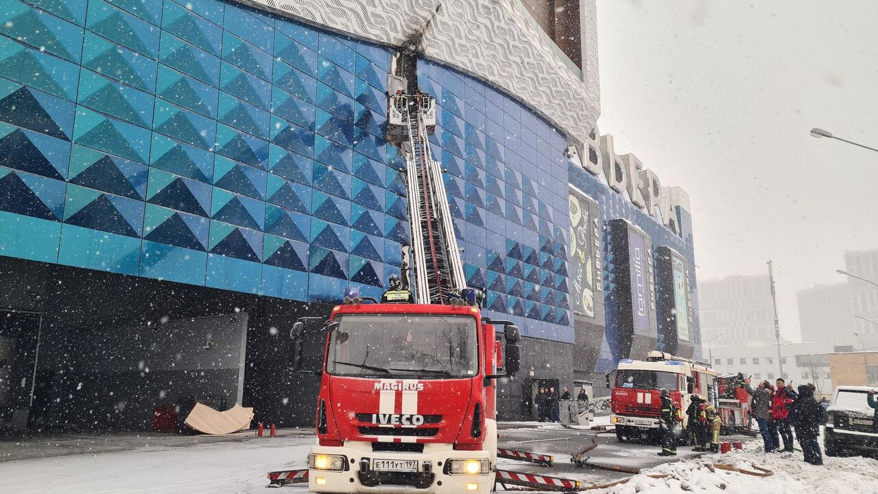 В Москве горел фасад ТЦ 