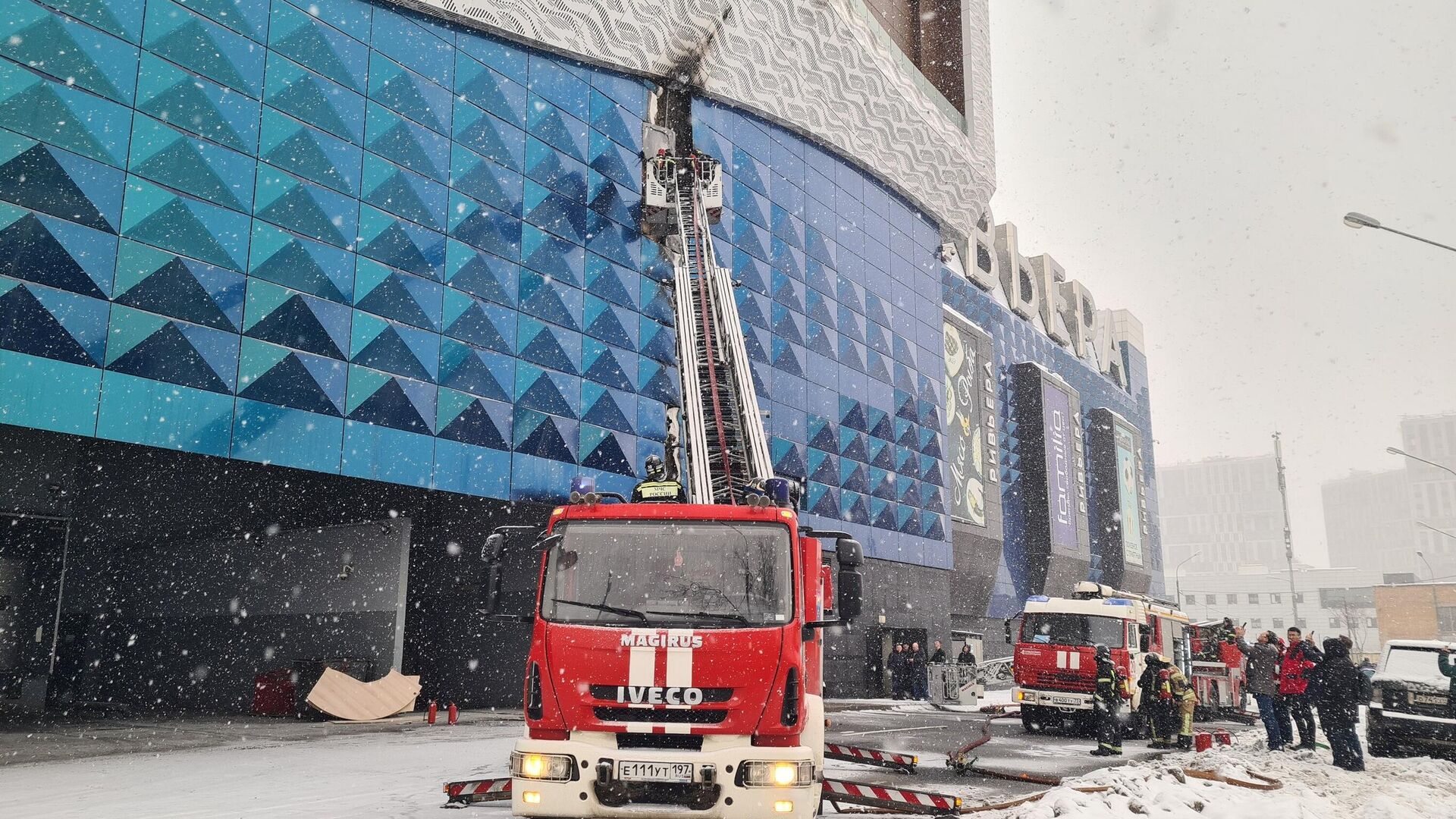 Пожарные у торгово-развлекательного центра Ривьера в Москве. 6 февраля 2024 - РИА Новости, 1920, 06.02.2024