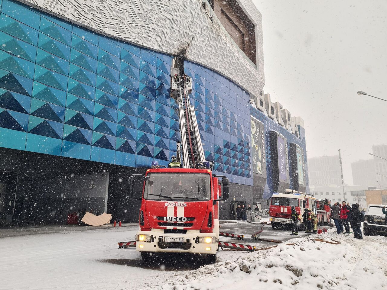 В Москве горел фасад ТЦ 