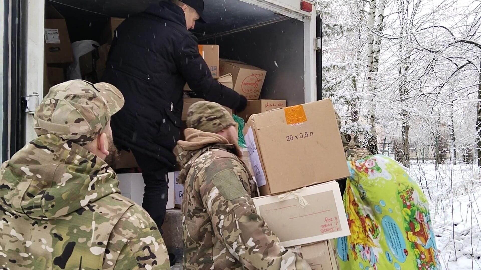 Новгородский депутат доставила бойцам СВО УАЗ и 6 тонн гумпомощи - РИА Новости, 1920, 06.02.2024