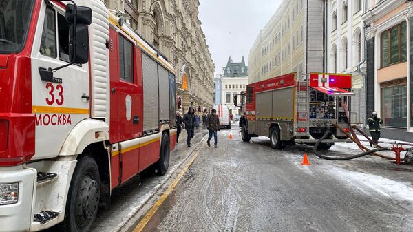 Пожарно-спасательные подразделения у здания на ул. Никольская в Москве, где произошло возгорание