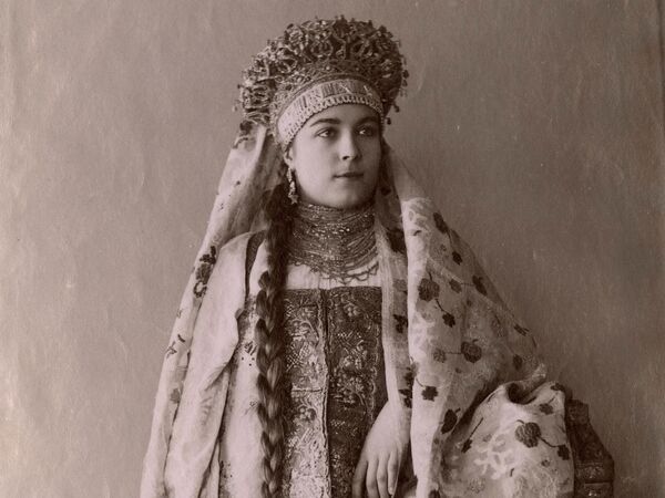 Девушка в традиционном костюме Девушка в традиционном костюме