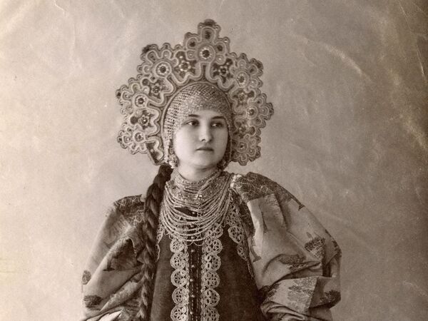 Девушка в традиционном костюме Девушка в традиционном костюме