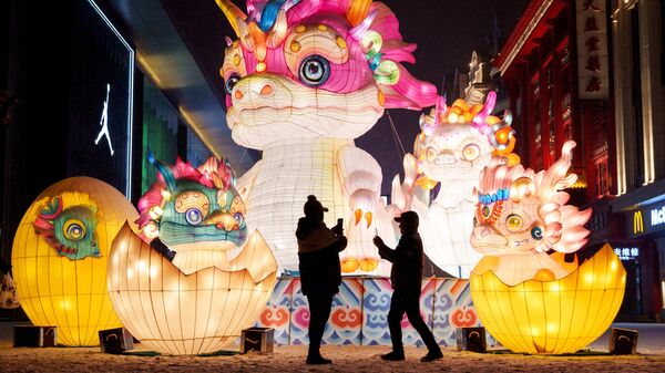 Фигурка дракона, установленная на улице Шеньяна, в преддверии китайского Нового года