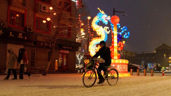 Фигурка дракона, установленная на улице Шеньяна, в преддверии китайского Нового года