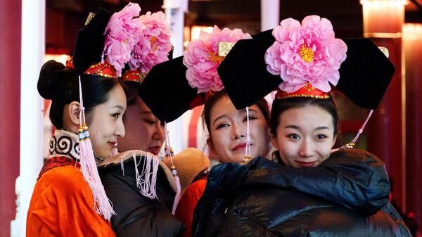 Девушки в национальных костюмах на улице в Шэньяне