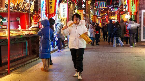 Жители города Шэньян гуляют по украшенным в преддверии китайского Нового года улицам