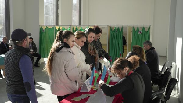 Голосование на избирательном участке во время президентских выборов в Азербайджане