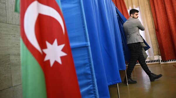 Молодой человек на внеочередных выборах президента Азербайджана на избирательном участке в посольстве Азербайджана в Москве