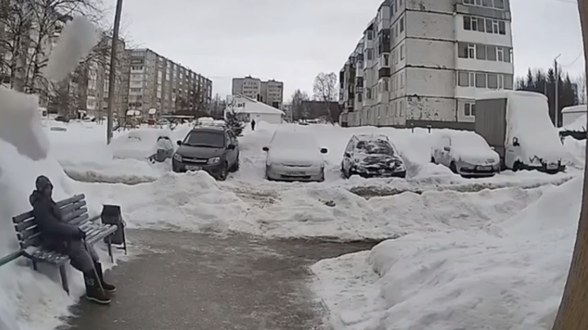 В Башкирии ледяная глыба рухнула на пенсионерку - РИА Новости, 07.02.2024