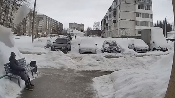 Сход снега с крыши многоквартирного дома по улице Карла Маркса в Нефтекамске. 5 февраля 2024