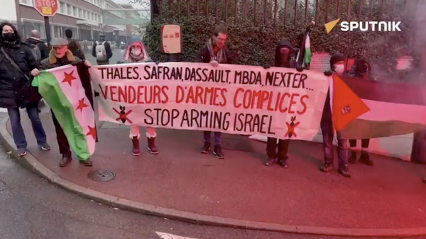 Акция против вооружения Израиля напротив офиса Dassault Aviation под Парижем 