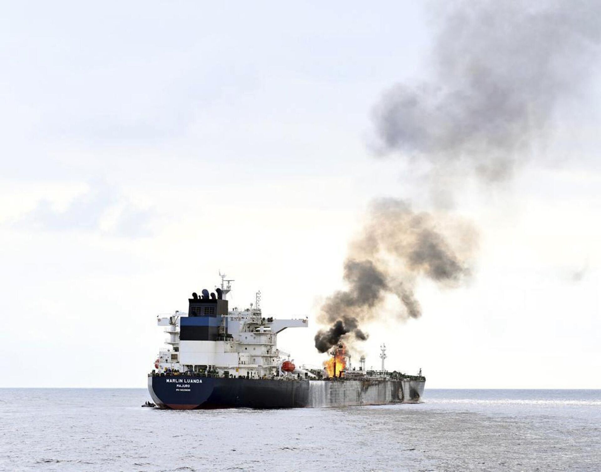 Нефтяной танкер Marlin Luanda в Аденском заливе горит после поражения ракетой, выпущенной йеменскими повстанцами-хуситами - РИА Новости, 1920, 12.03.2024