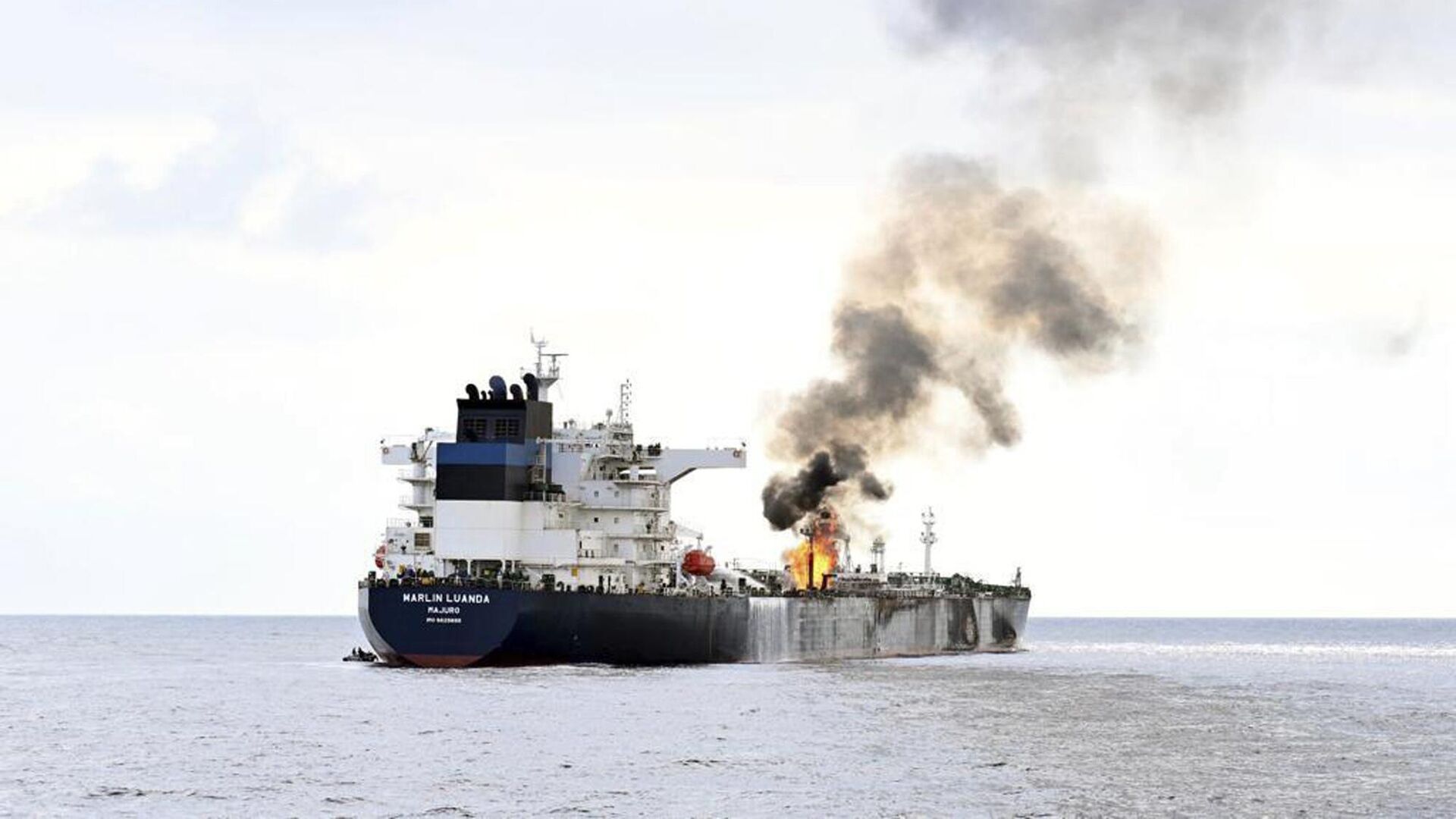 Нефтяной танкер Marlin Luanda в Аденском заливе горит после поражения ракетой, выпущенной йеменскими повстанцами-хуситами - РИА Новости, 1920, 07.02.2024