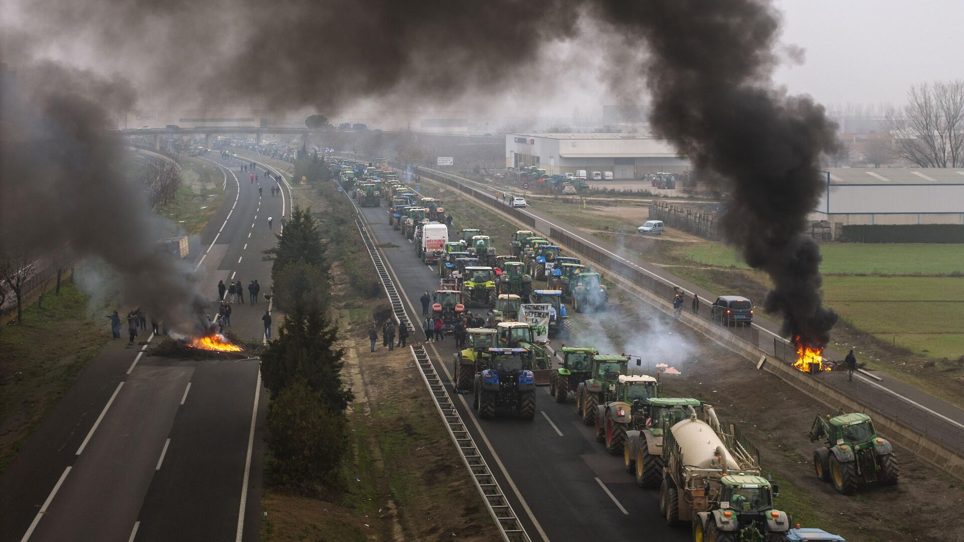 Фермеры проводят акцию по перекрытию шоссе во возле Моллеруссы, северо-восток Испании - РИА Новости, 1920, 07.02.2024