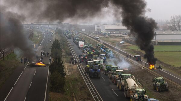 Фермеры проводят акцию по перекрытию шоссе во возле Моллеруссы, северо-восток Испании
