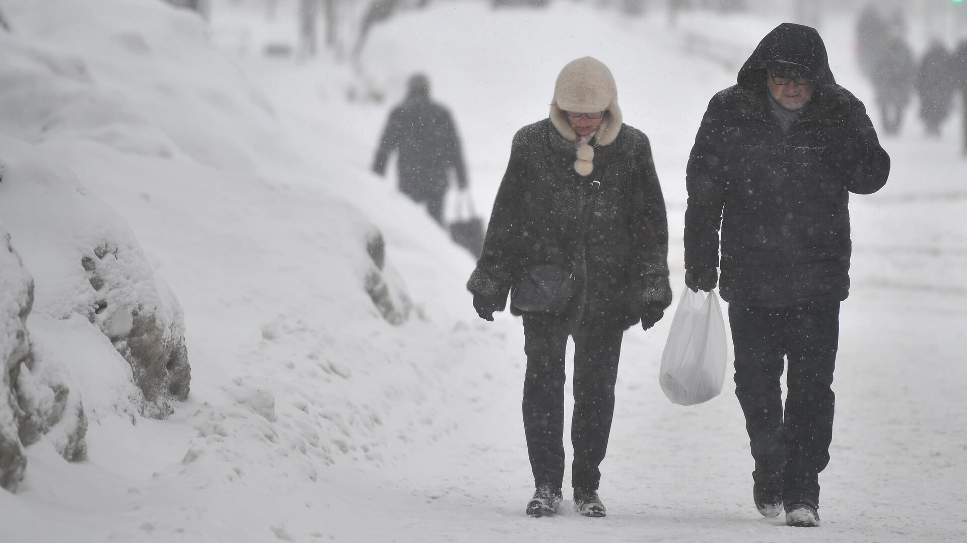 Люди идут по улице в Москве во время снегопада - РИА Новости, 1920, 09.02.2024