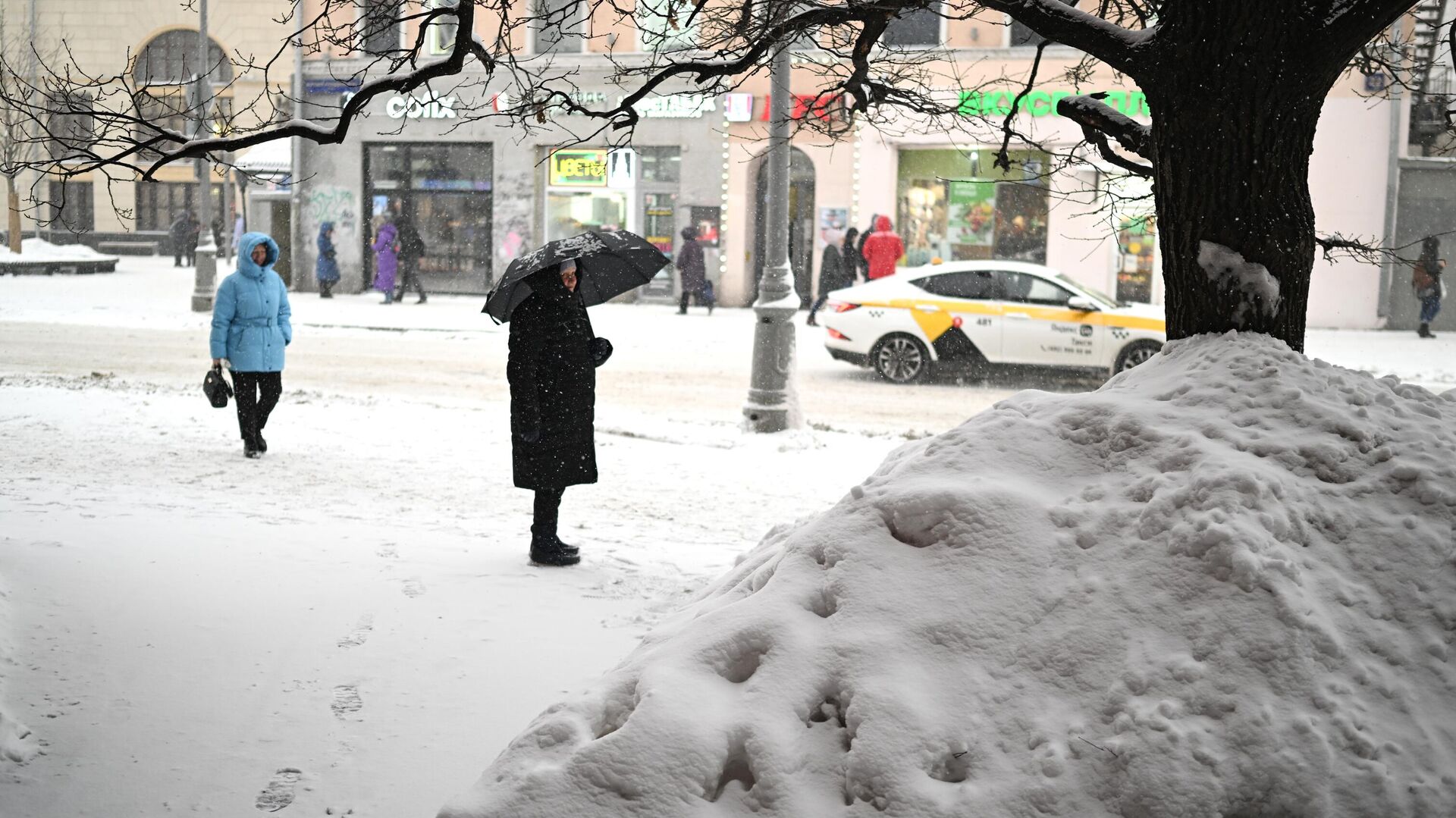 Люди во время снегопада на улице Москвы - РИА Новости, 1920, 14.02.2024