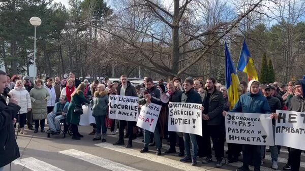 Сторонники оппозиции у здания правительства в Кишиневе