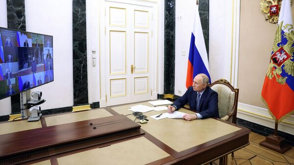 Президент РФ Владимир Путин в режиме видеоконференции проводит совещание с членами правительства