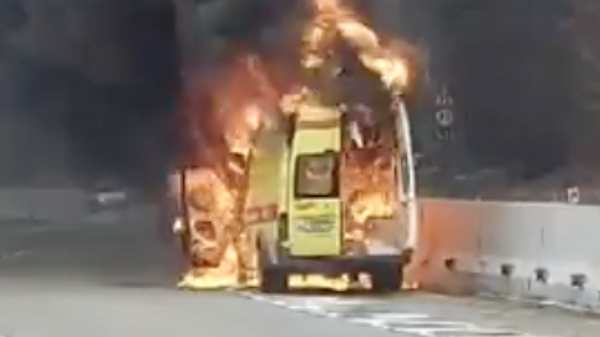 В Геленджике сгорел санитарный автомобиль, перевозивший тело умершего