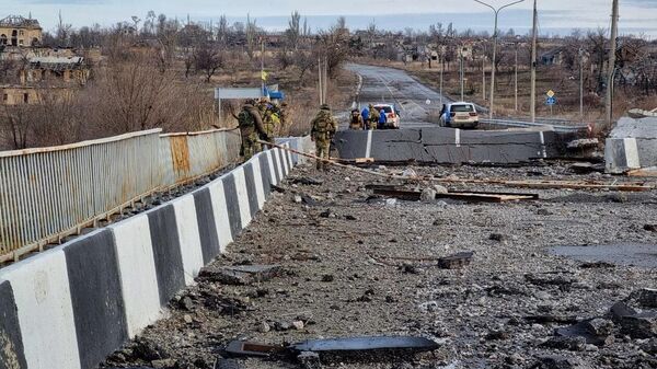 Военнослужащие РФ и члены делегации Международного агентства по атомной энергии (МАГАТЭ) пересекают линию боевого соприкосновения у реки Карачекрак