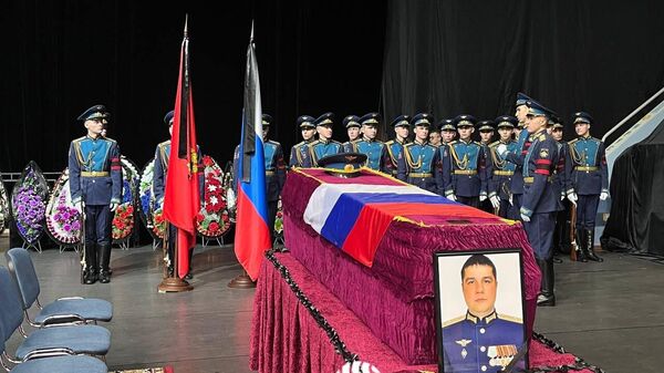 Церемония прощания с погибшими членами экипажа самолета Ил-76, сбитого ВСУ под Белгородом, в Оренбурге