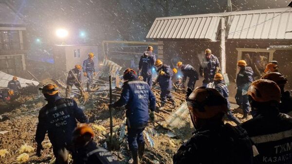 Поисково-спасательные работ в результате схода оплывины в Алматы