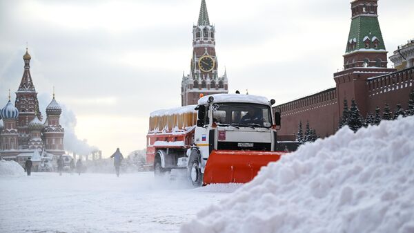 Снегоуборочная машина коммунальных служб убирает снег на Красной площади в Москве