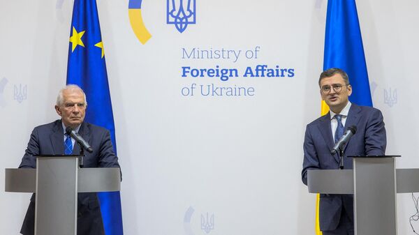 Глава дипломатии ЕС Жозеп Боррель и глава МИД Украины Дмитрий Кулеба на пресс-конференции в Киеве. 7 февраля 2024 года