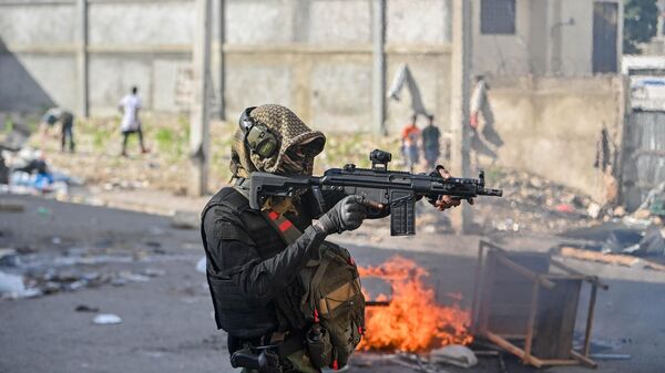 Вооруженный полицейский во время беспорядков в Порт-о-Пренс, Гаити. Архивное фото