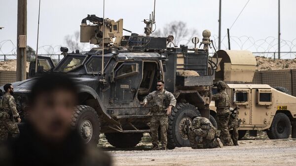 Американские военные на нефтяном месторождении Омар в сирийской провинции Дейр-эз-Зор
