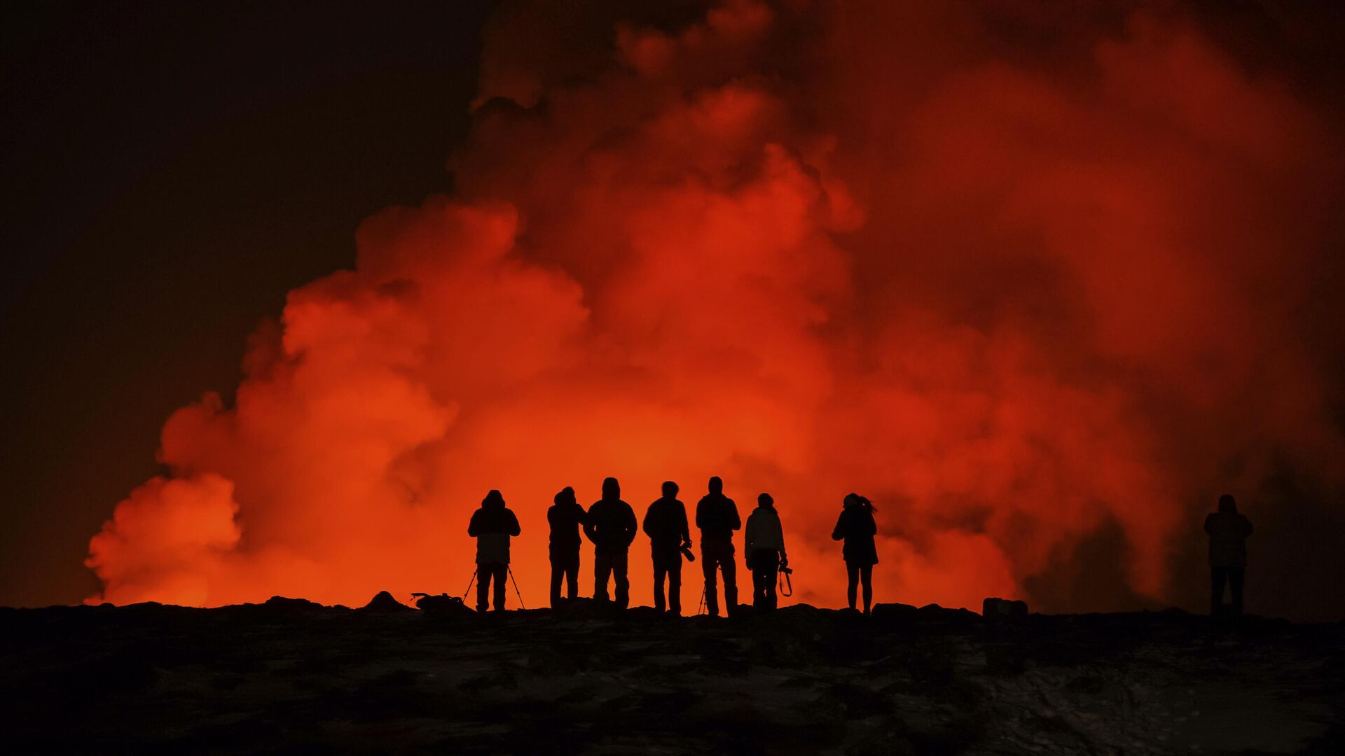Извержение вулкана на полуострове Рейкьянес в Исландии - РИА Новости, 1920, 09.05.2024