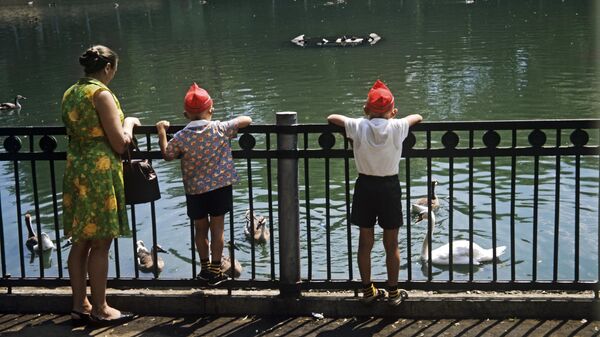 Посетители Московского зоопарка у пруда. 1973 год