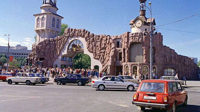 Главный вход в Московский зоопарк со стороны Садово-Кудринской улицы. 1996 год