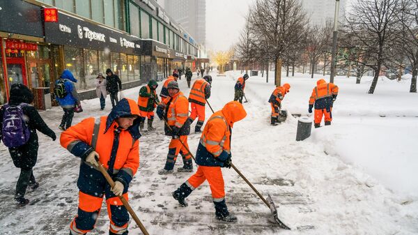 Уборка Москвы после сильнейшего снегопада, который принес циклон Ольга