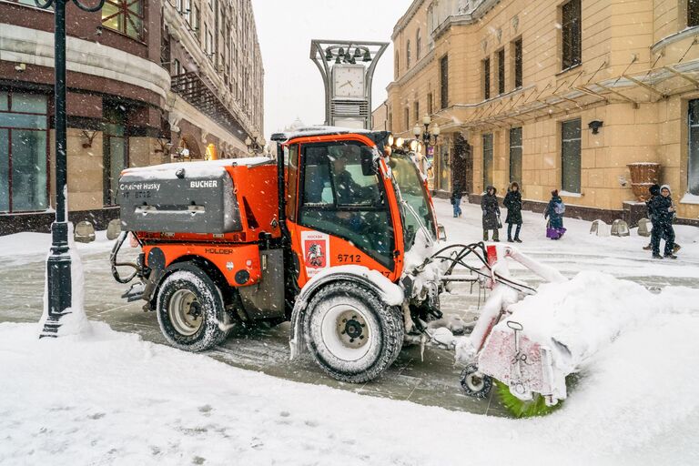 Уборка Москвы после сильнейшего снегопада, который принес циклон Ольга