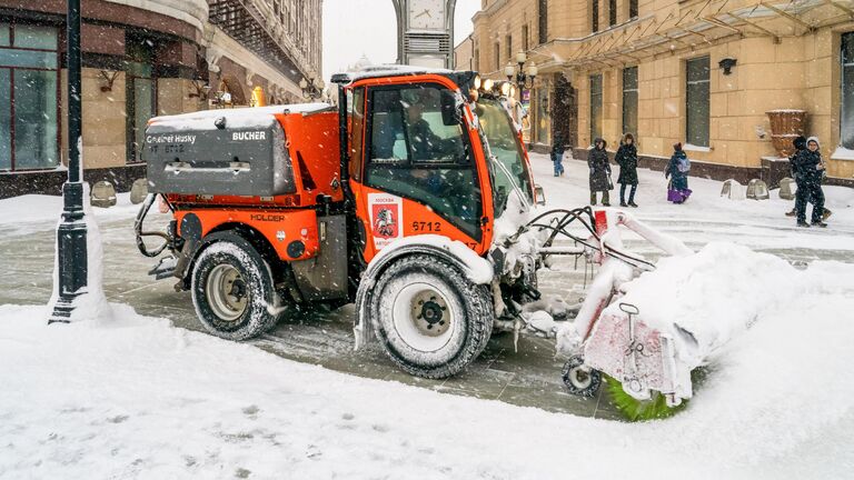 Уборка Москвы после сильнейшего снегопада, который принес циклон Ольга