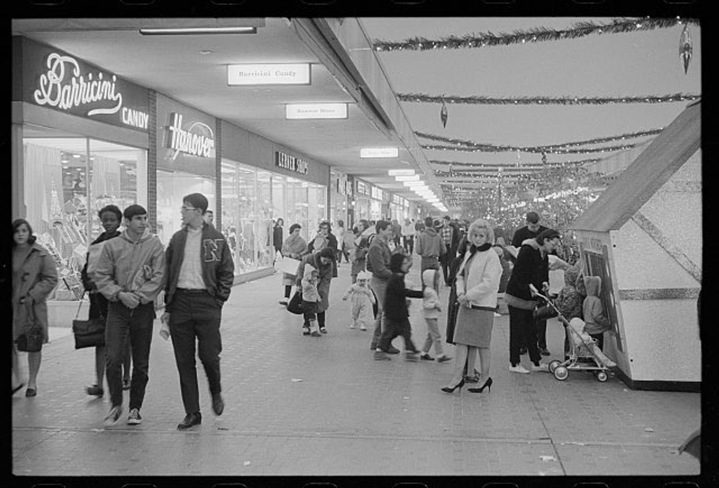 Торговый центр Wheaton Plaza в 1965 году Торговый центр Wheaton Plaza в 1965 году