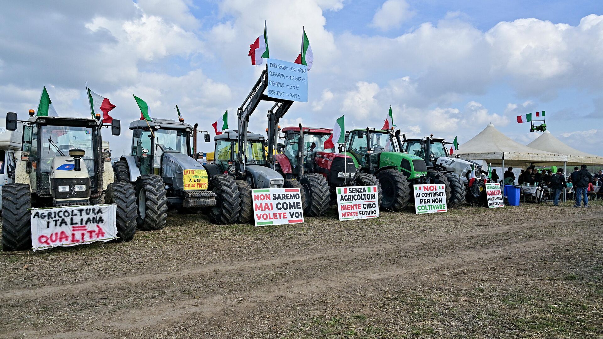 Протестующие фермеры в поле на окраине Рима. 8 февраля 2024 - РИА Новости, 1920, 08.02.2024